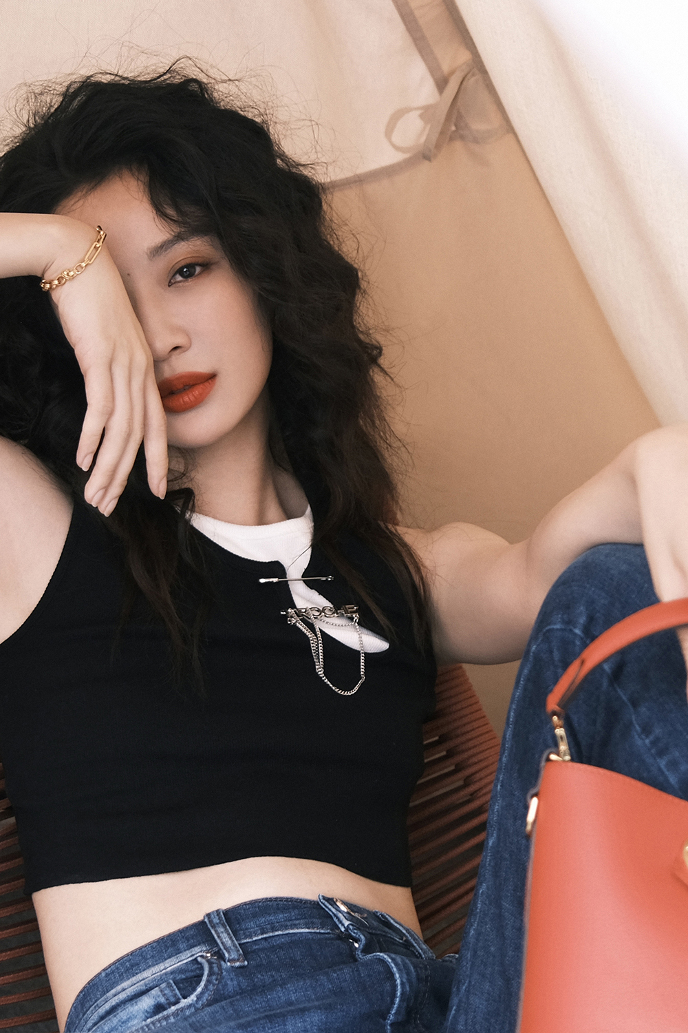 孙佳雨天台夕阳大片曝光 灵动卷发演绎高级复古感