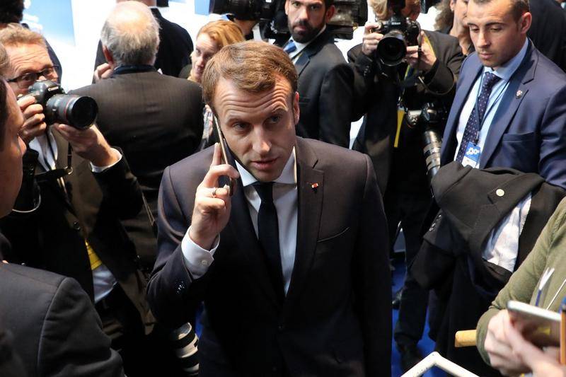 2017年欧洲社会峰会，马克龙在接听手机。图片：AFP