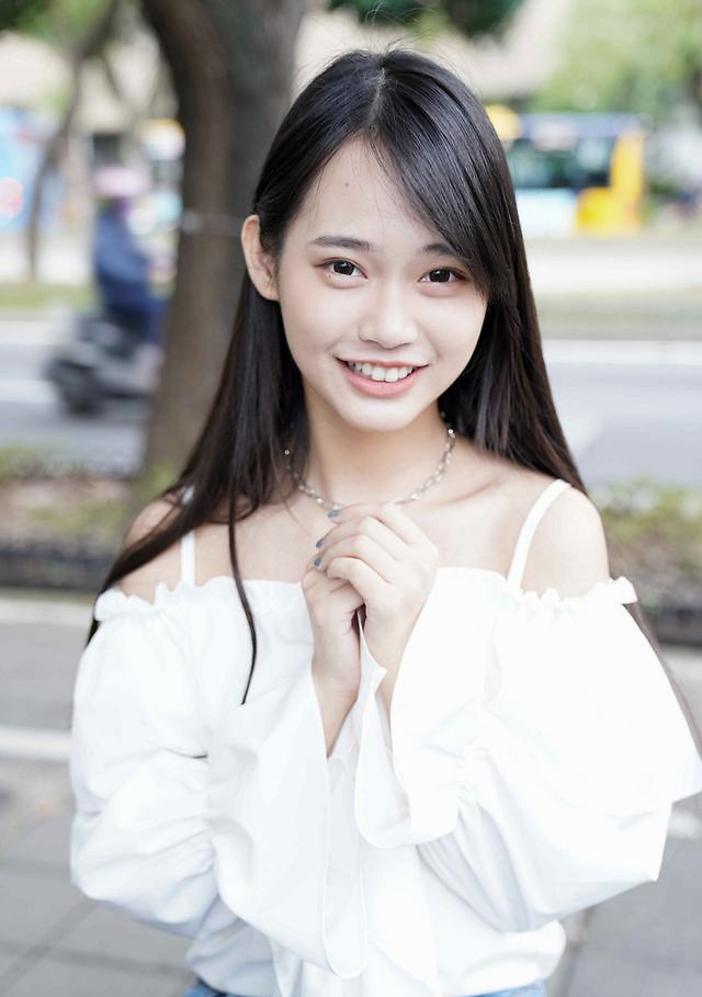 长相清纯的台湾姑娘甜美笑容就像邻家女孩