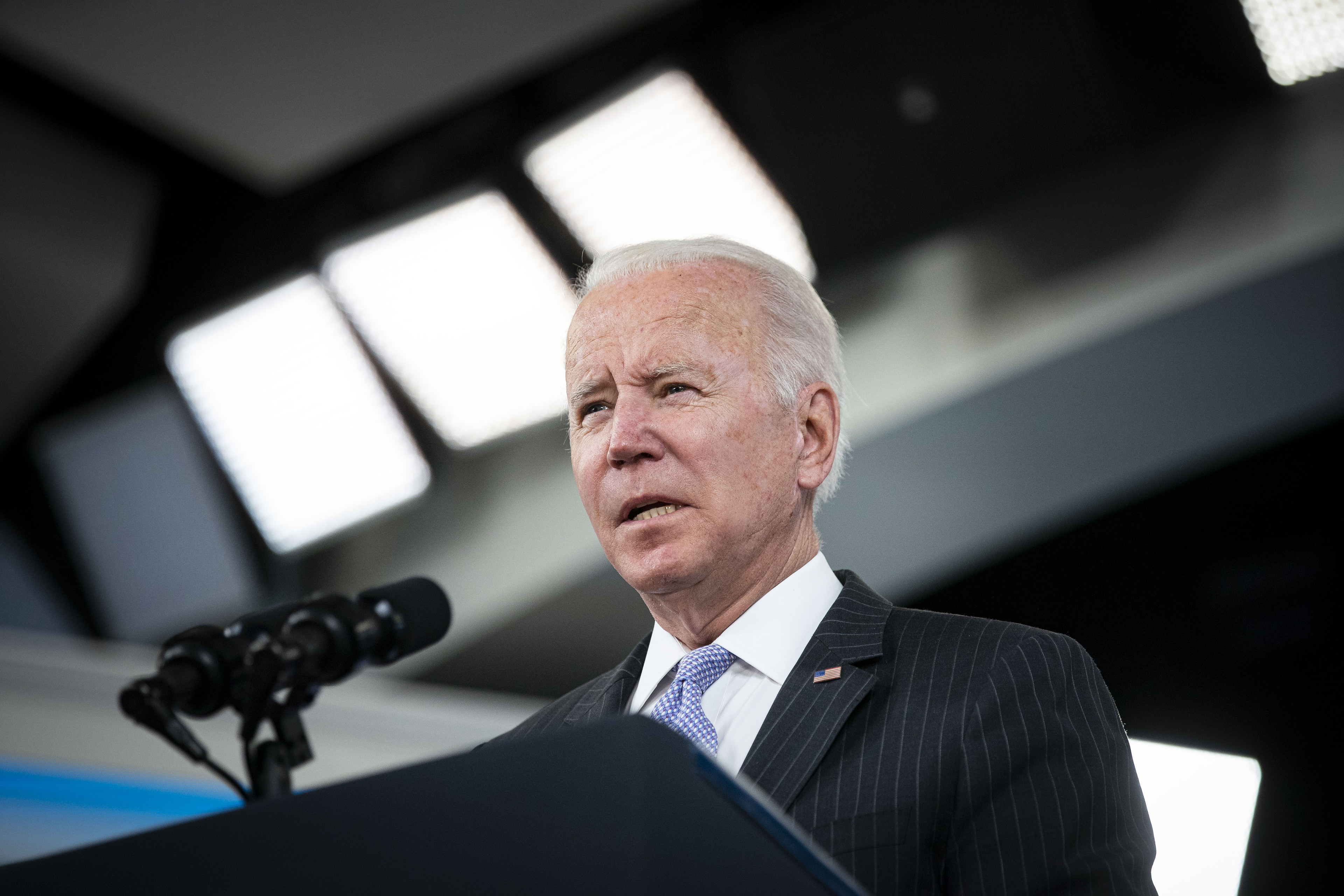 美国超75万人死于新冠就连拜登随行助手也感染白宫100人以上大企业