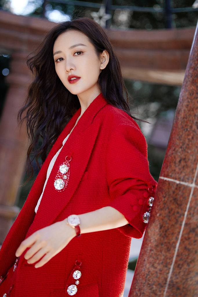 王鸥穿水钻红西装气质华丽高贵 清风微扶下媚眼如丝张扬不失清纯_凤凰