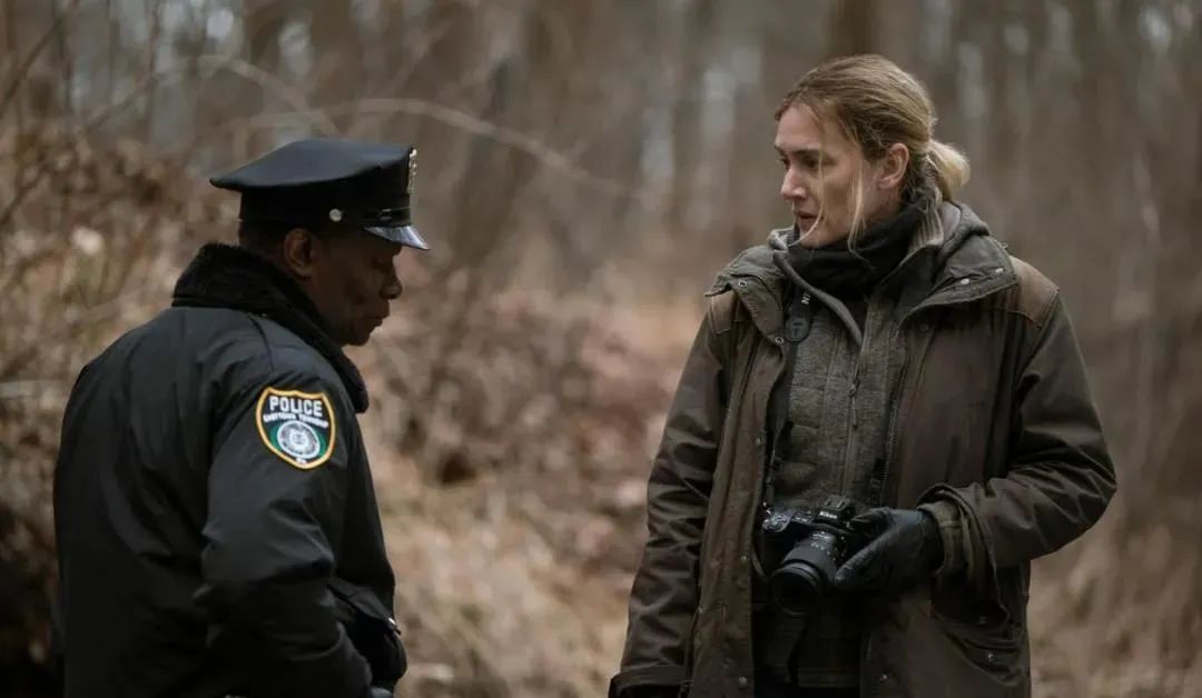 这也是我们今天要安利的hbo高分神剧《东城梦魇》第一集内容.