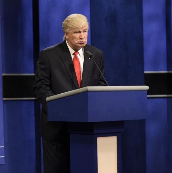 亚历克·鲍德温在节目中模仿特朗普。