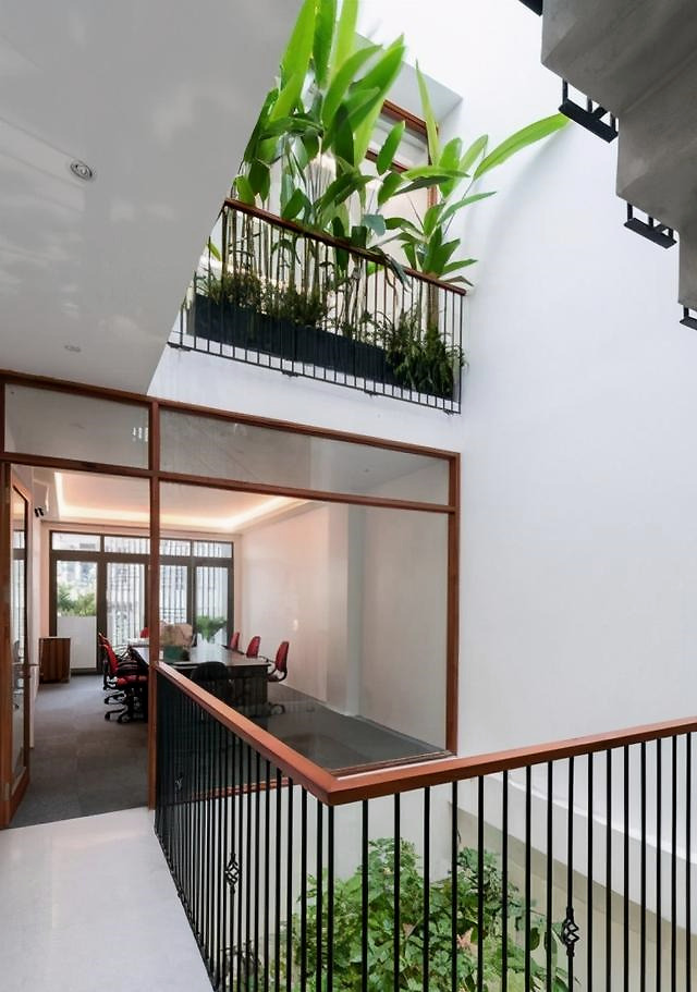 自建房还是别墅都挺好,中间挖个天井,腾出50cm就能添加几个阳台