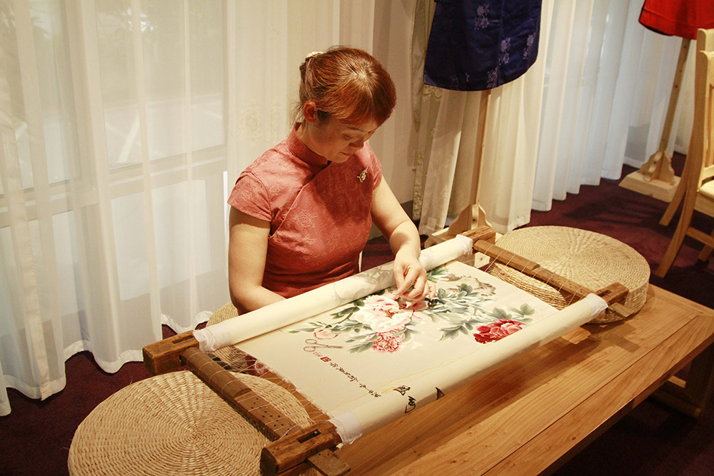 伊飞湘绣刺绣工艺大师演示湘绣针法,展示湘绣的艺术魅力.