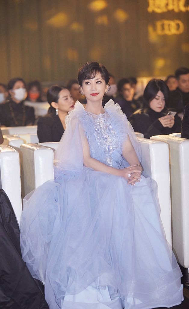 赵雅芝出席搜狐时尚盛典优雅大气着紫纱礼服笑容明媚