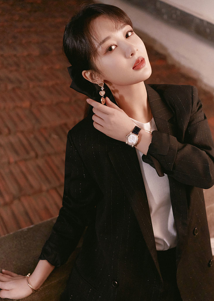 杨紫黑色西服内搭白t恤甜美干练 大蝴蝶结造型又显精致俏丽