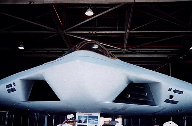 资料后,人们发现a12战机项目几乎是美空军b2隐身战略轰炸机的平行项目
