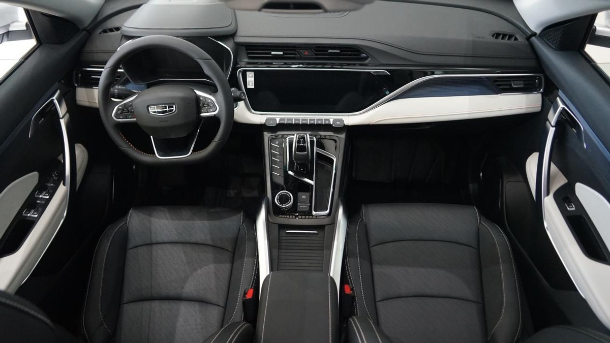 在内饰部分,博越x整体与博越pro保持一致,不过为了呼应运动,年轻化的