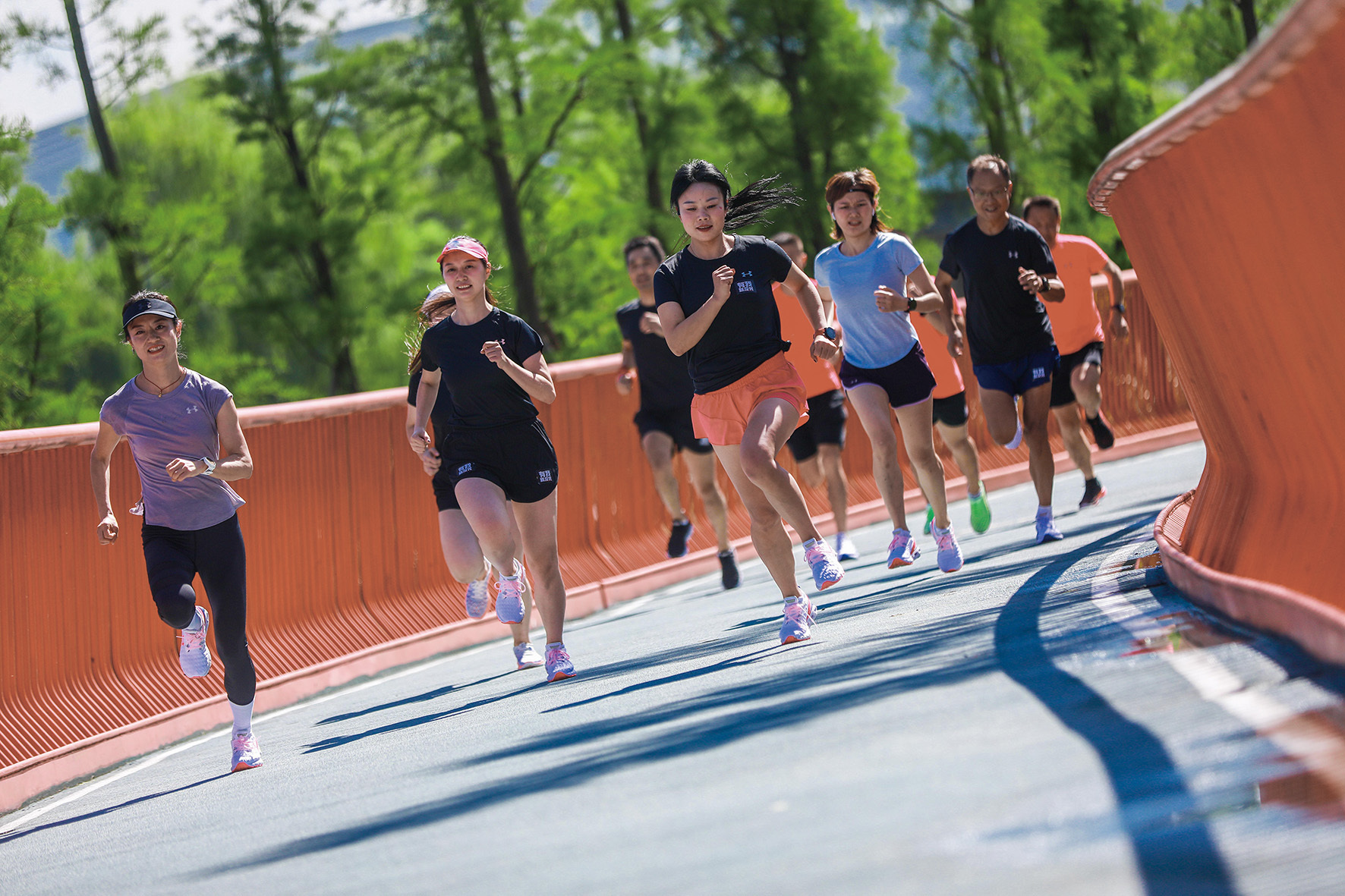 在热带公园运行的跑步运动员女人健身运动励志放松运动公园健身图片下载 - 觅知网