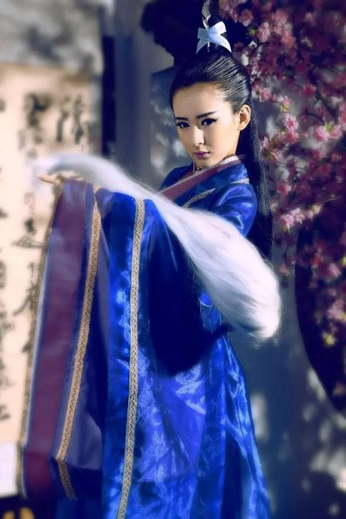 外号"赤练仙子"的她不用剑而是用拂尘作为武器,比较自负.