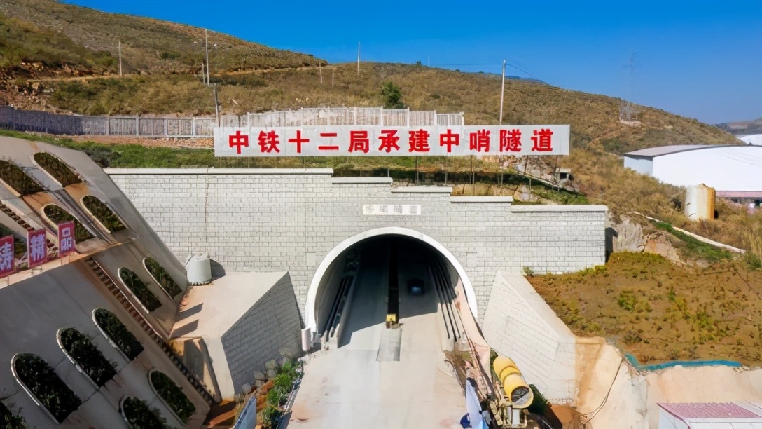 弥蒙铁路最长隧道今日贯通!__凤凰网
