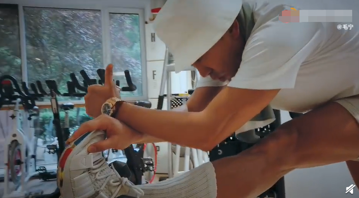 52岁毛宁坚持健身肌肉饱满,保养得宜脸上不见皱纹