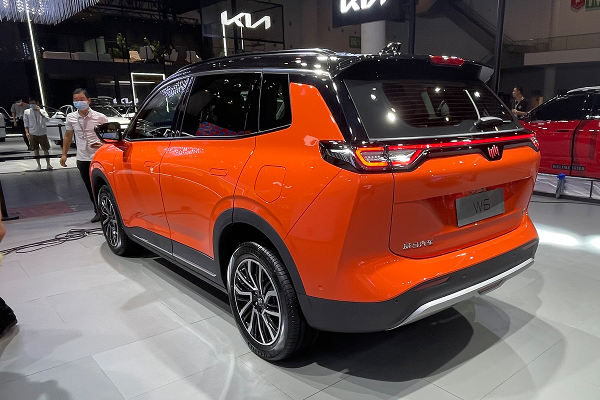 外观方面,该车整体采用了更加明亮的橙色涂装搭配其黑色的镀铬饰条,让