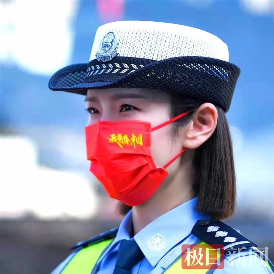 长途客车上,交警送来一缕守护平安的"中国红"