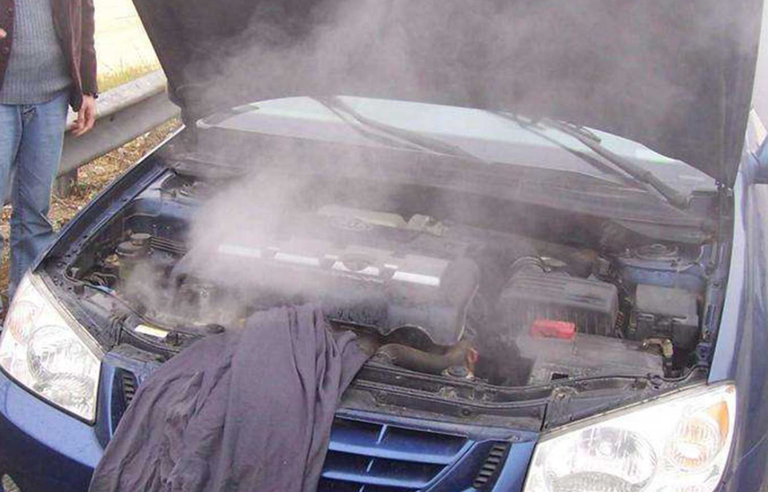 而这个所谓的"开锅"是指发动机水箱中的冷却水达到沸点,主要是发动机