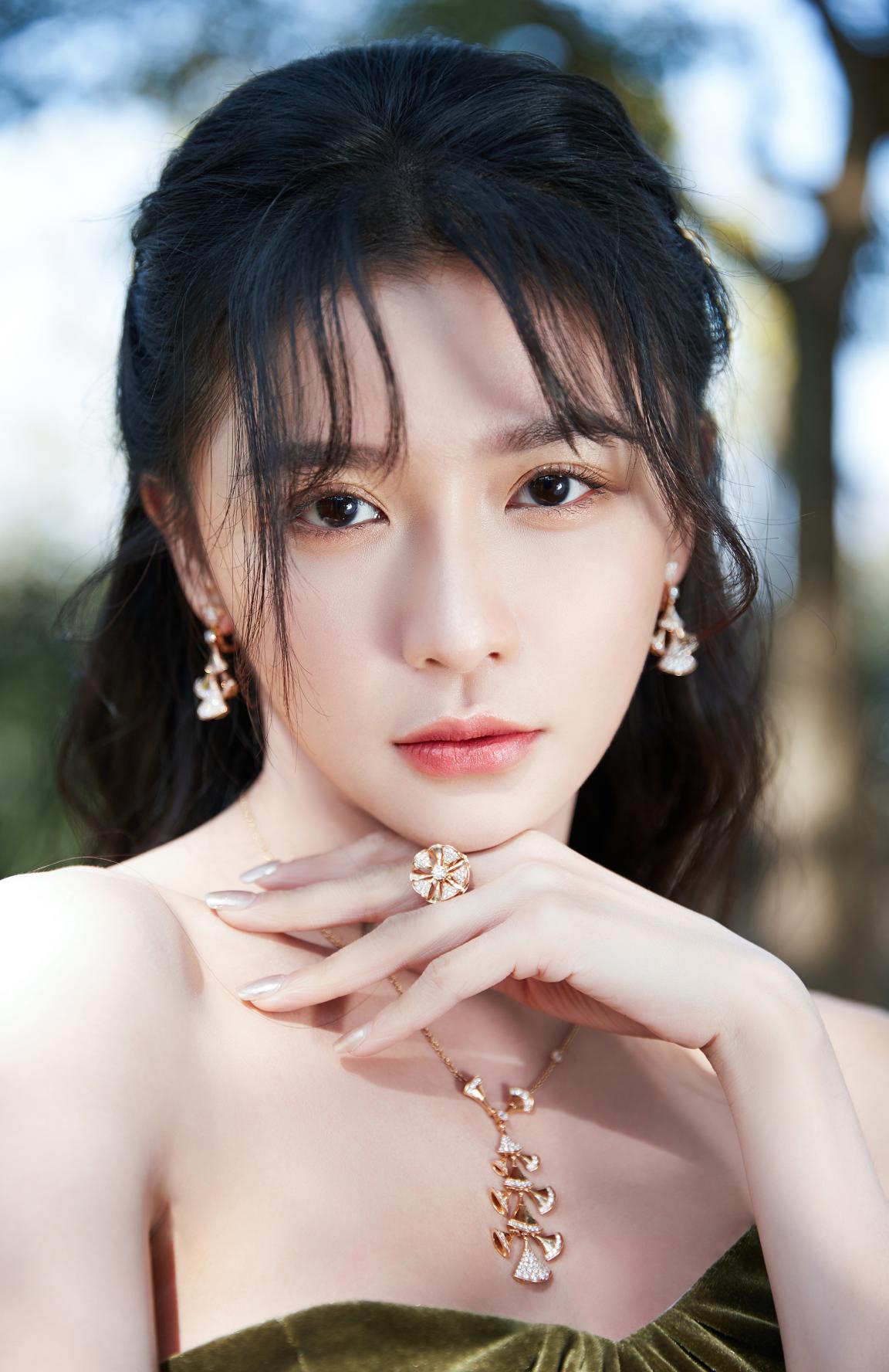 蔡卓宜空降香氛派对 绿色丝绒垂裙矜贵优雅__凤凰网