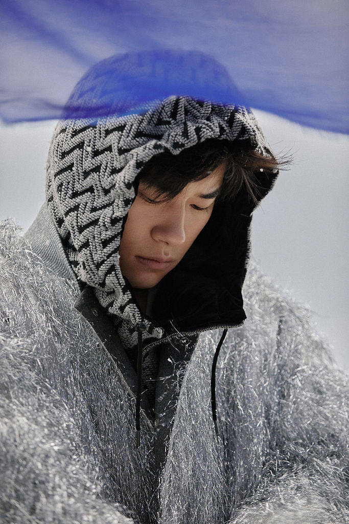 2021年9月12日讯,易烊千玺的一组杂志拍摄花絮曝光.