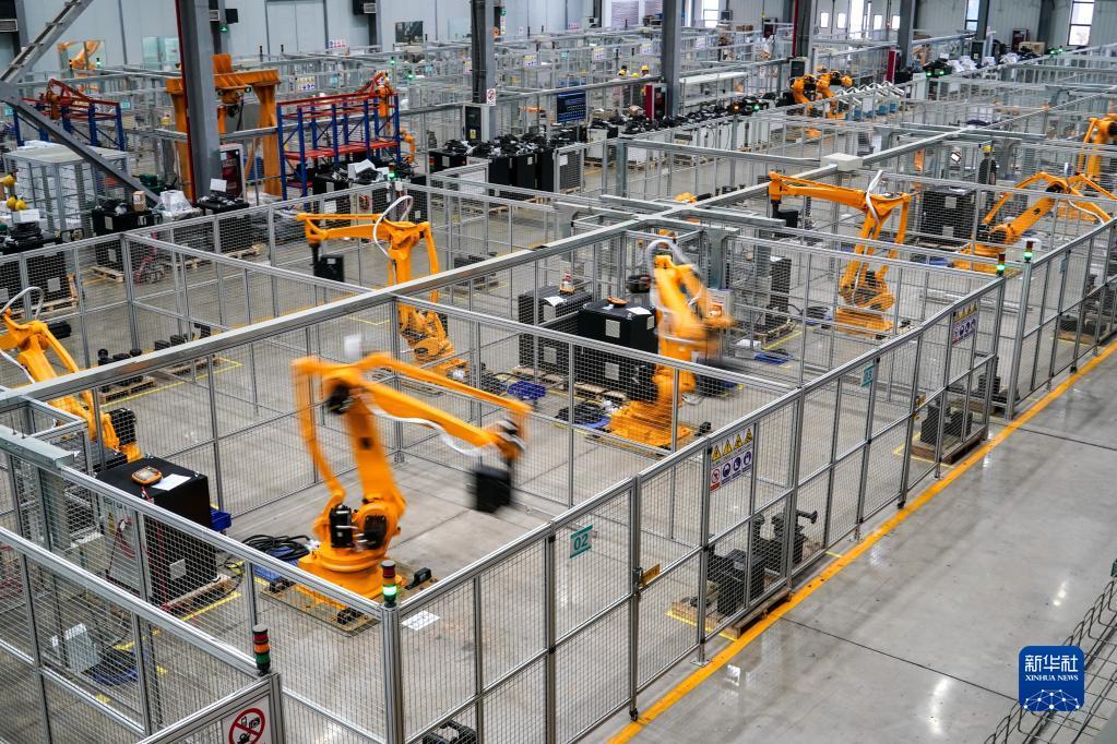 7月1日，在位于江苏省南京市江宁区的南京埃斯顿自动化股份有限公司工业机器人生产车间，工业机器人在进行跑合测试。新华社记者 李博 摄