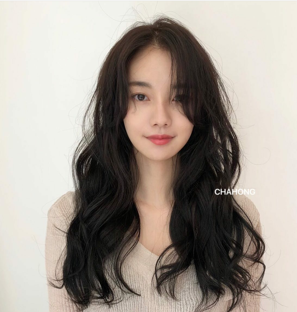 头发长了,烫个大卷,美的不要不要