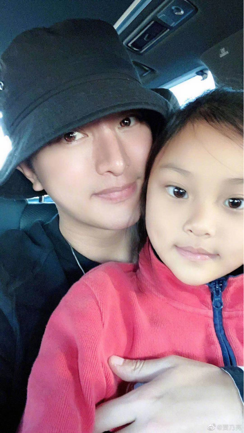 李小璐难忘贾乃亮?带8岁甜馨拜年背景是一家三口合照
