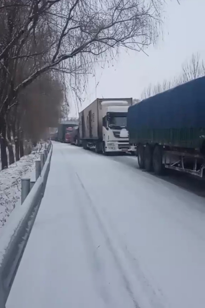 去年12月,刘坤荣因天气原因堵在路上,类似的堵车是常事。 受访者供图