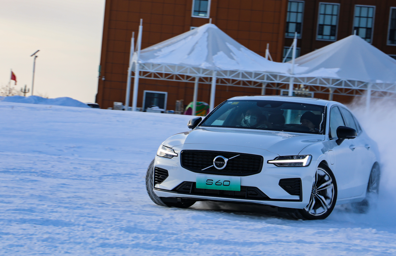 体验可控的底气与失控的乐趣冰雪试驾沃尔沃s60t8