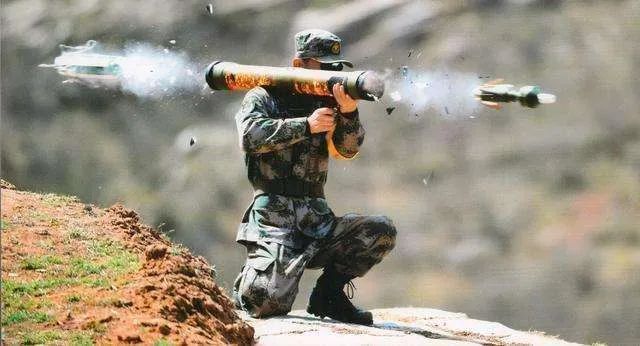 一次性火箭筒,透过玻璃钢外壳能看到发射火焰,真正白菜价,人手一筒