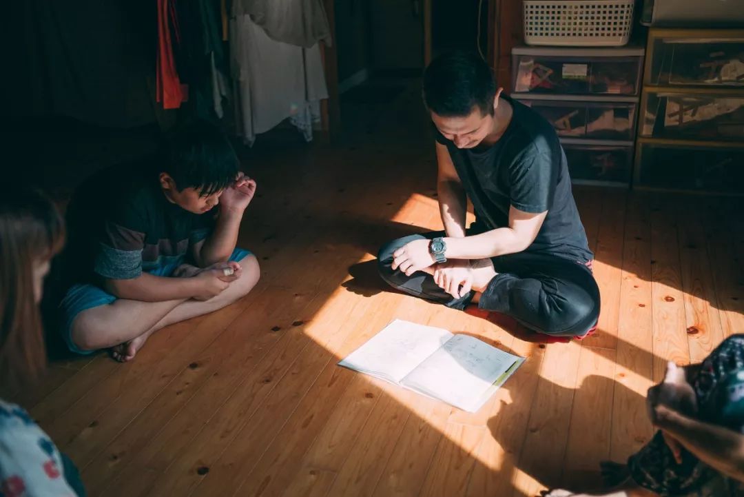 八点钟，一家九口人会互说早安、开早会。九点，三个人会送5个小孩子去幼儿园，大儿子则留在家里打扫卫生。