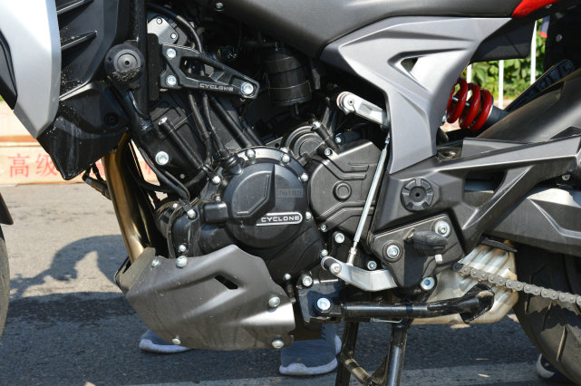 国产最强双缸650 赛科龙rx6北京摩展 场外实拍 简短试驾