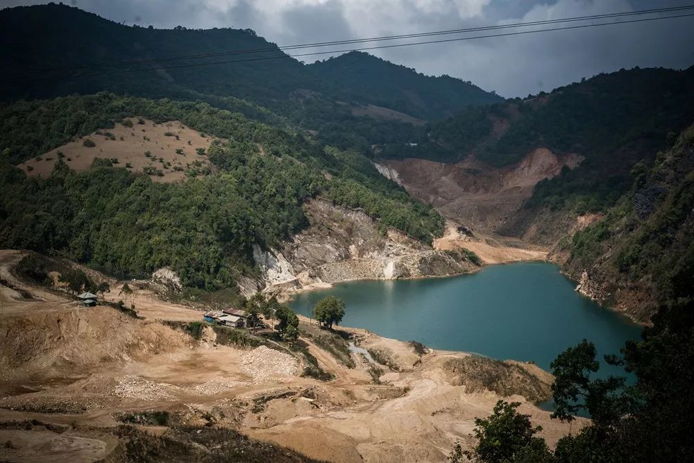 采矿只能到周边的山区开采,每一个抹谷人都遵循这样的规则.