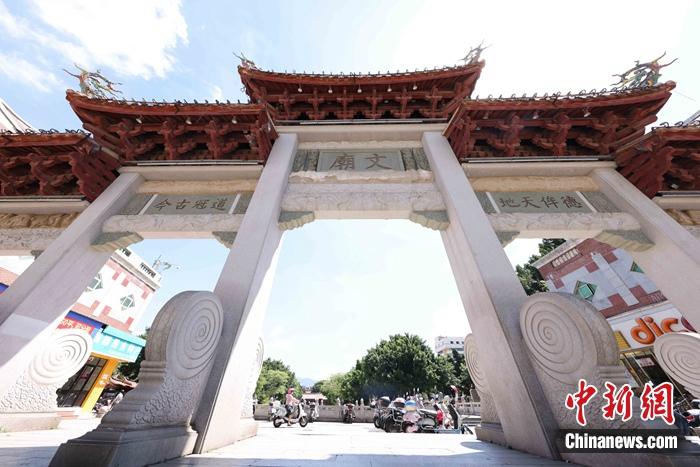 7月8日，泉州文庙广场上的牌坊。蒋启明 摄