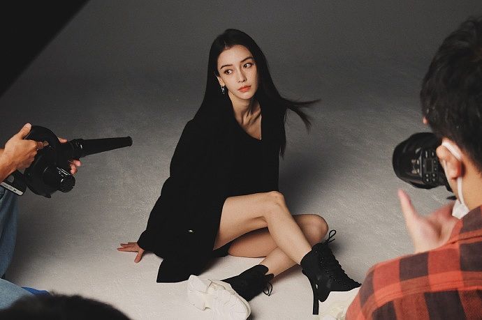 angelababy黑西装化身女特工长发飘逸凹造型氛围足