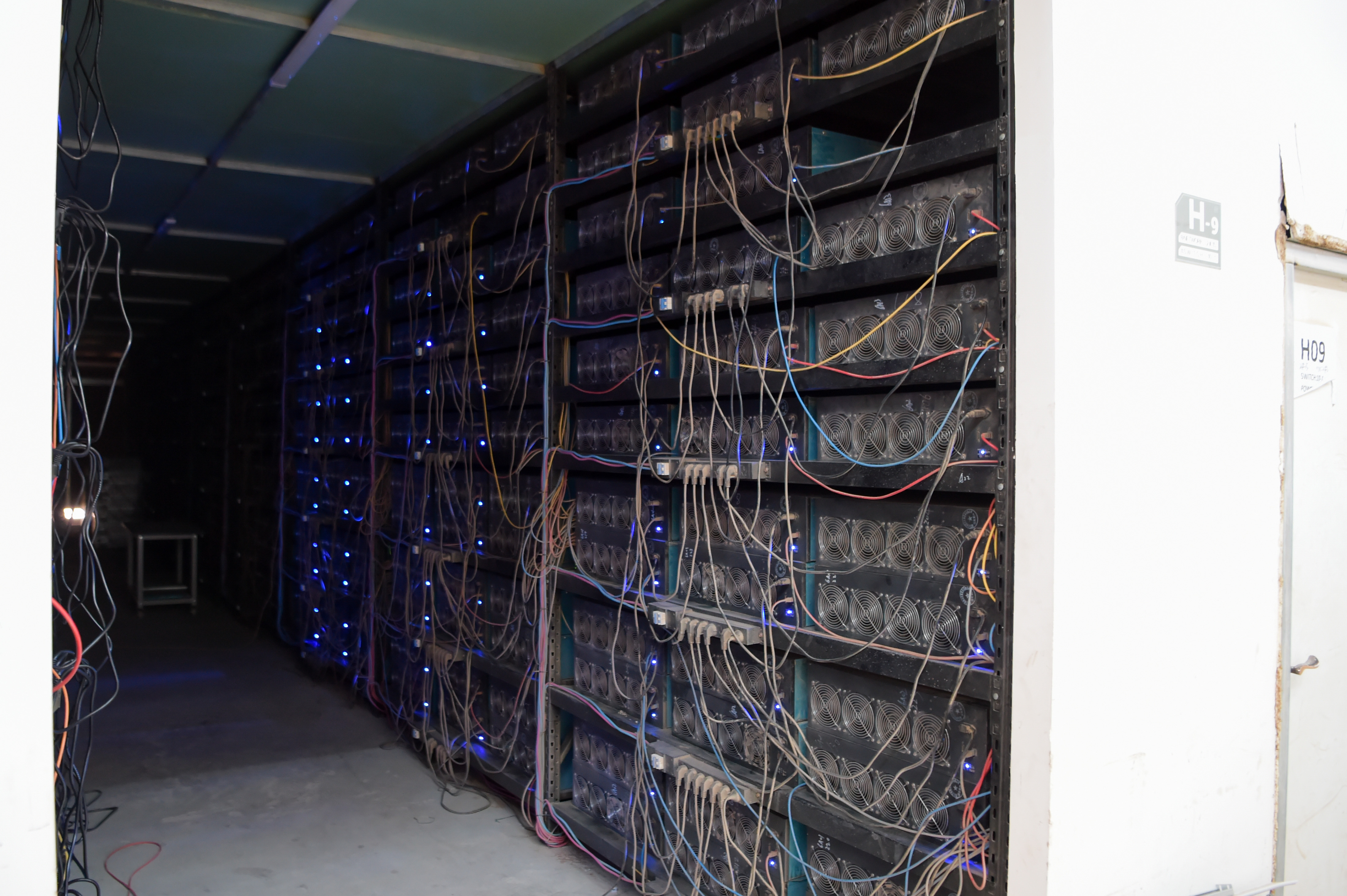 5月26日,记者在企业现场看到,每间机房的机架上排满了"矿机",现场风扇