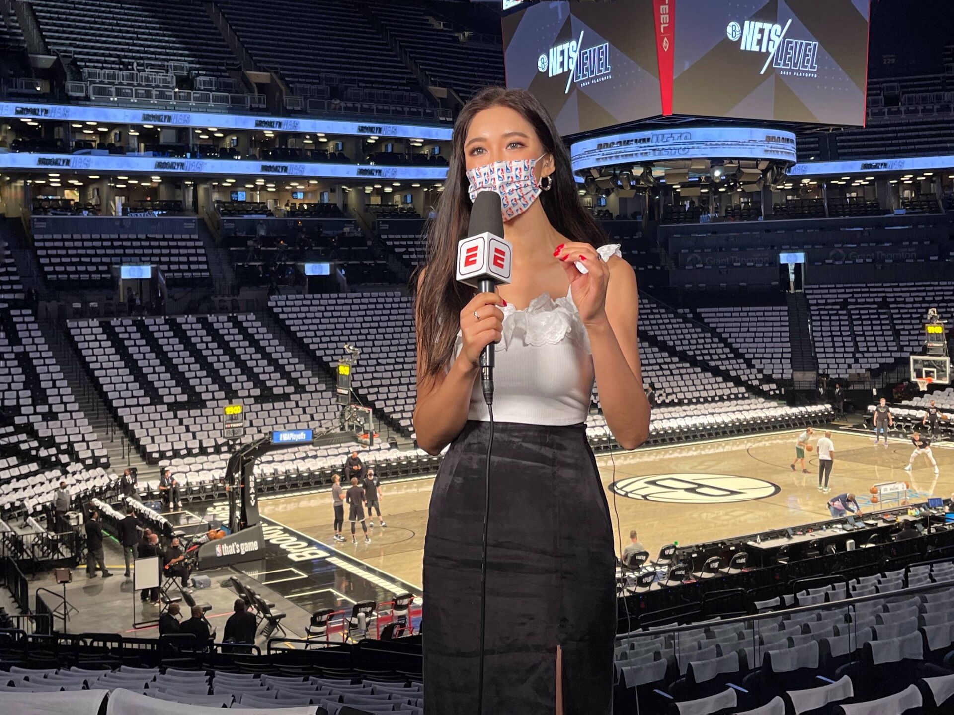 nba记者周玲安,嫁给大17岁老外却得不到祝福!网友:承认她优秀__凤凰网