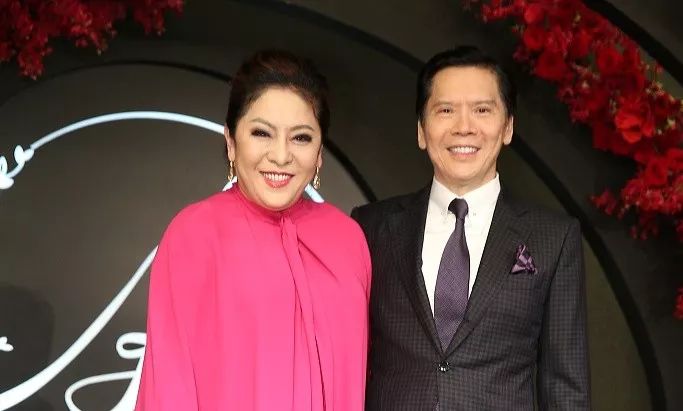 向华强全家聚餐被偶遇,向太一条健美裤穿3年