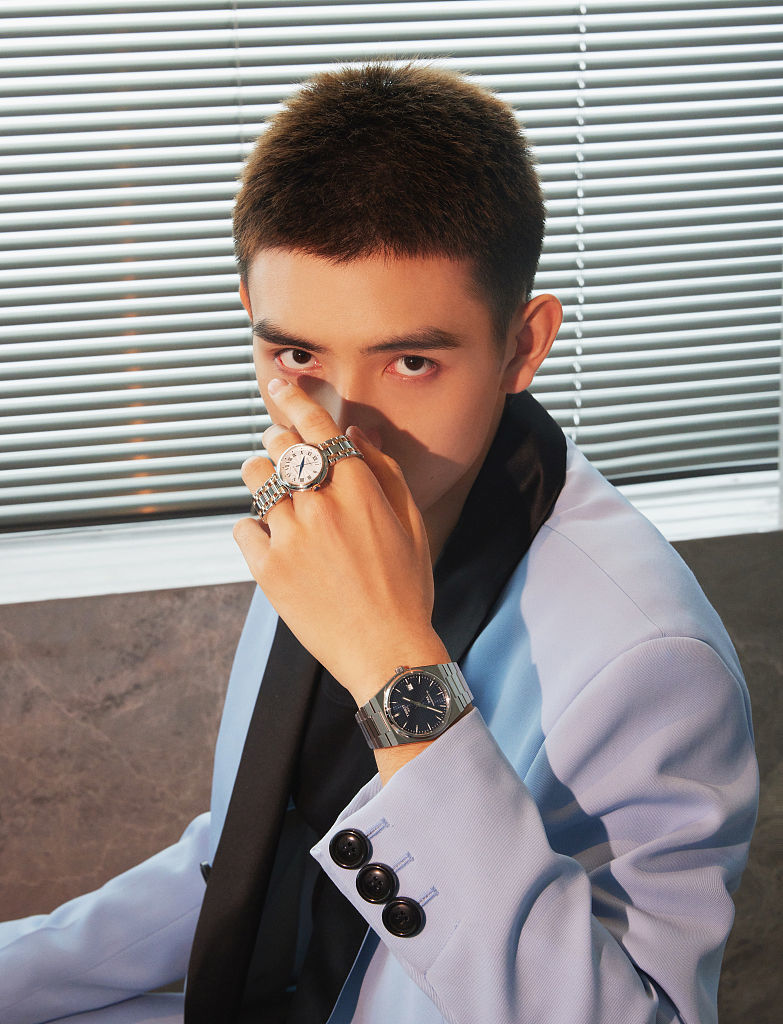 陈飞宇蓝黑西装造型矜贵绅士半掩面部眼神犀利坚定寸头造型吸睛