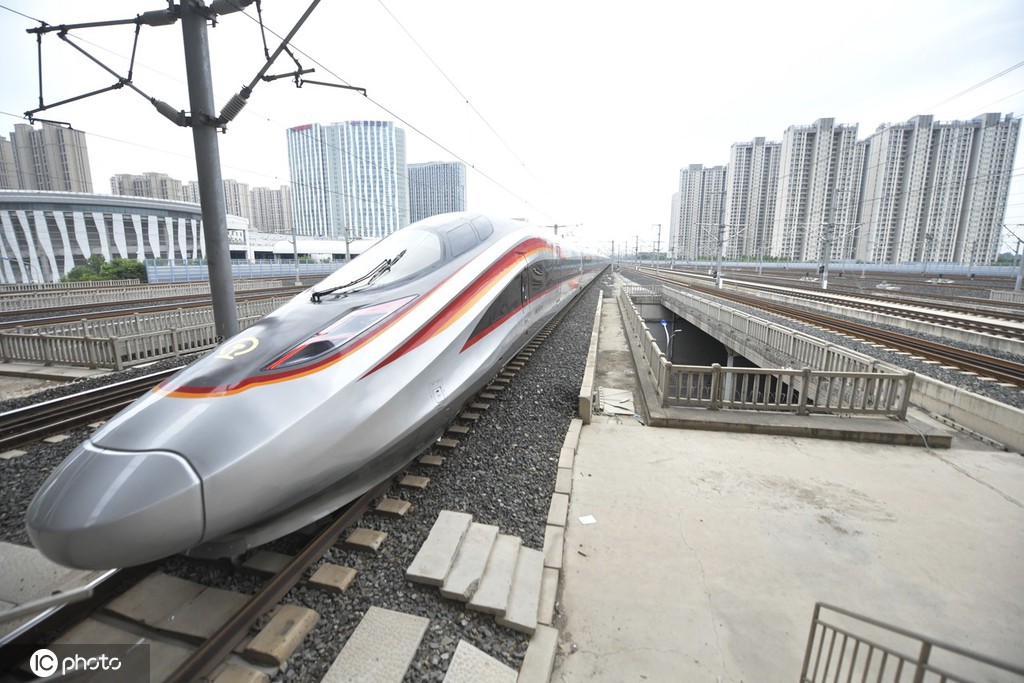 复兴号智能动车组商务座椅采用全新设计,灵感来源于"