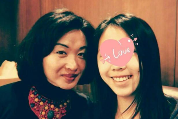 53岁金星和女儿街头啃冰棍打扮土豪一条裤子过万