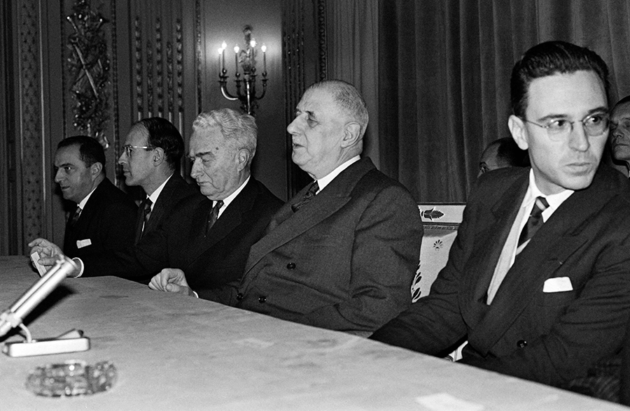 1963年1月19日,巴黎,法国总统戴高乐(右二)参加法国国家行政学院院校友会。