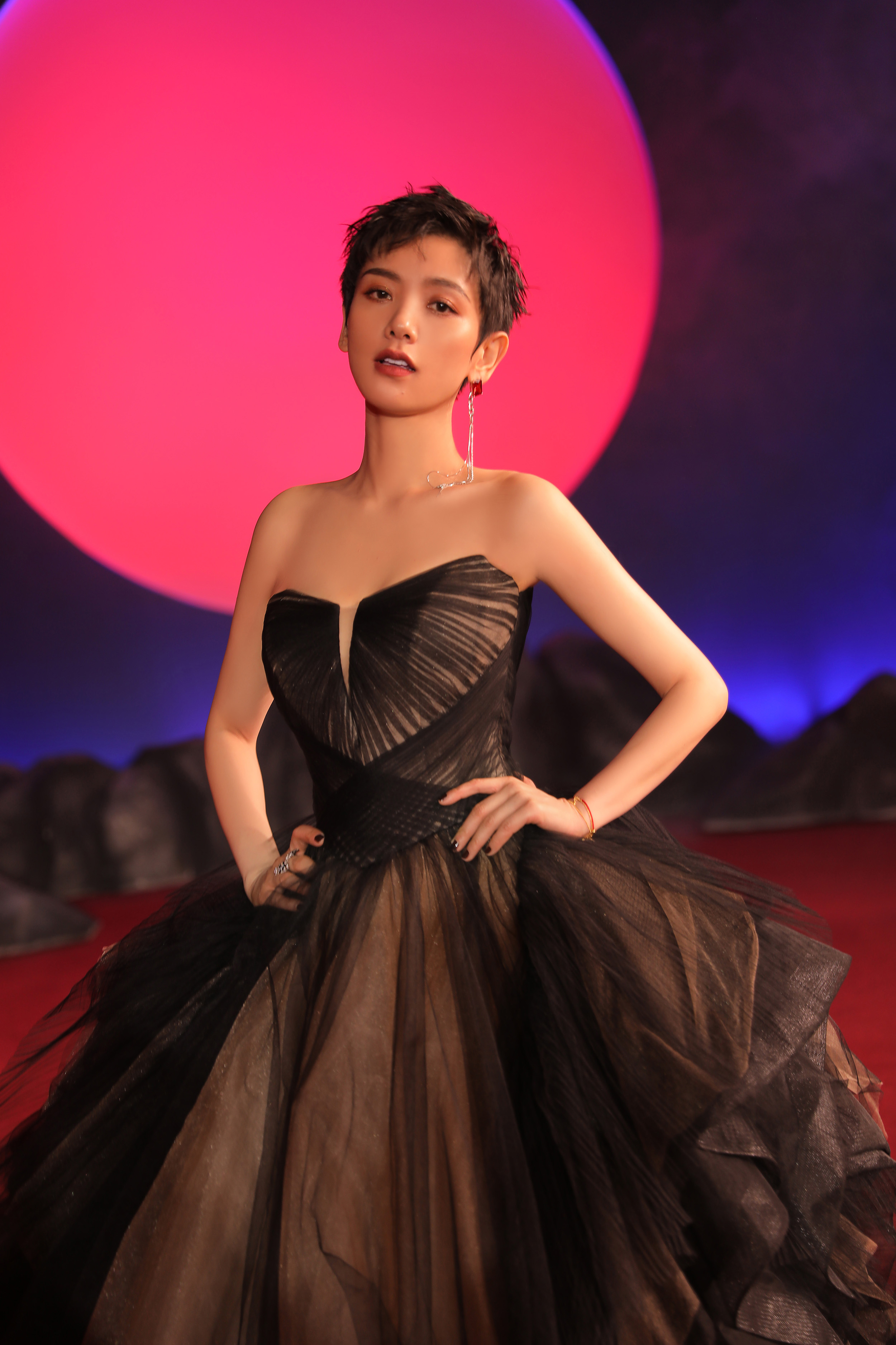 李晓峰现身时尚发布会 个性黑纱裙优雅大方