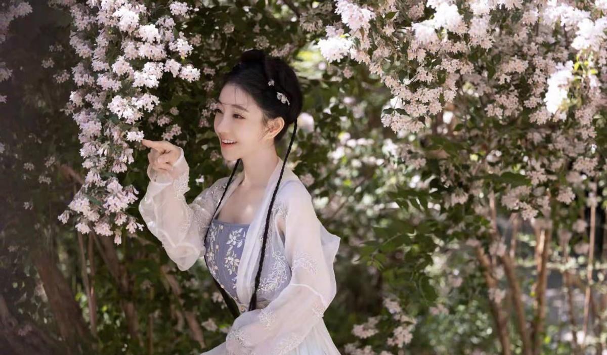 冯提莫第二组古装大片公开,粉色汉服一改侠女风__凤凰网