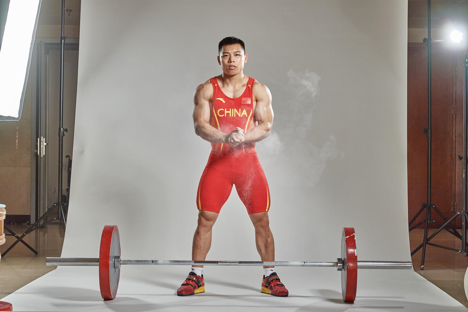 2021年7月8日,中国举重队拍摄创意写真,图为谌利军 图据IC photo