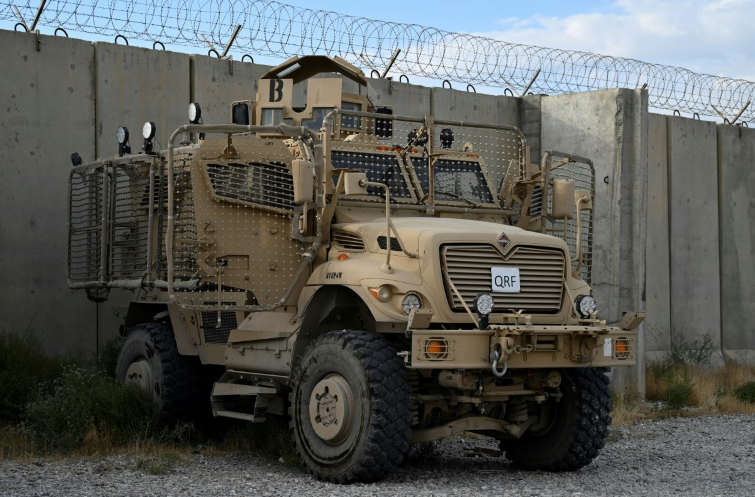 在喀布尔机场的美军防地雷反伏击车
