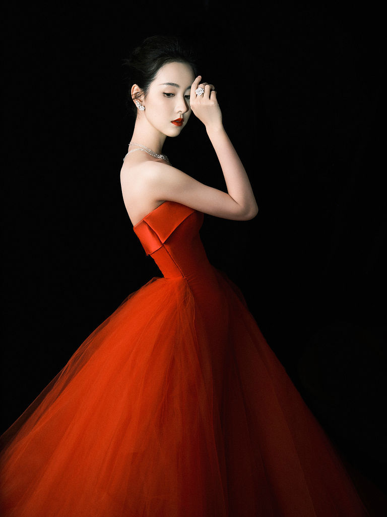 陈都灵红裙造型再现复古港风精致剪裁显现曼妙身姿