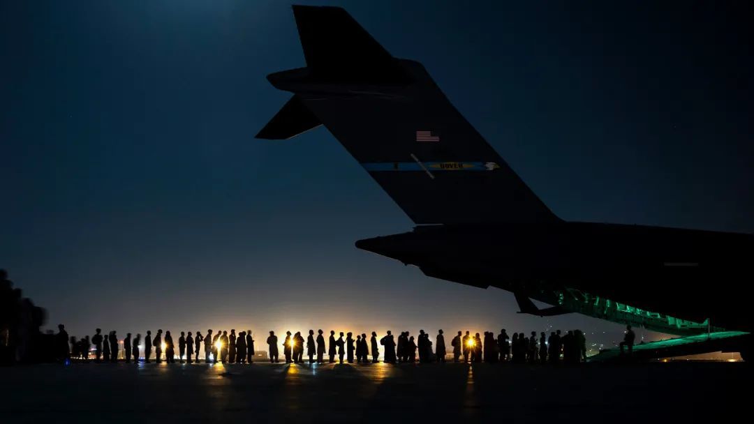 当地时间8月30日23时59分，美军撤离阿富汗的最后一架运输机飞离喀布尔机场，宣告持续约20年、号称美国“最长的战争”结束。