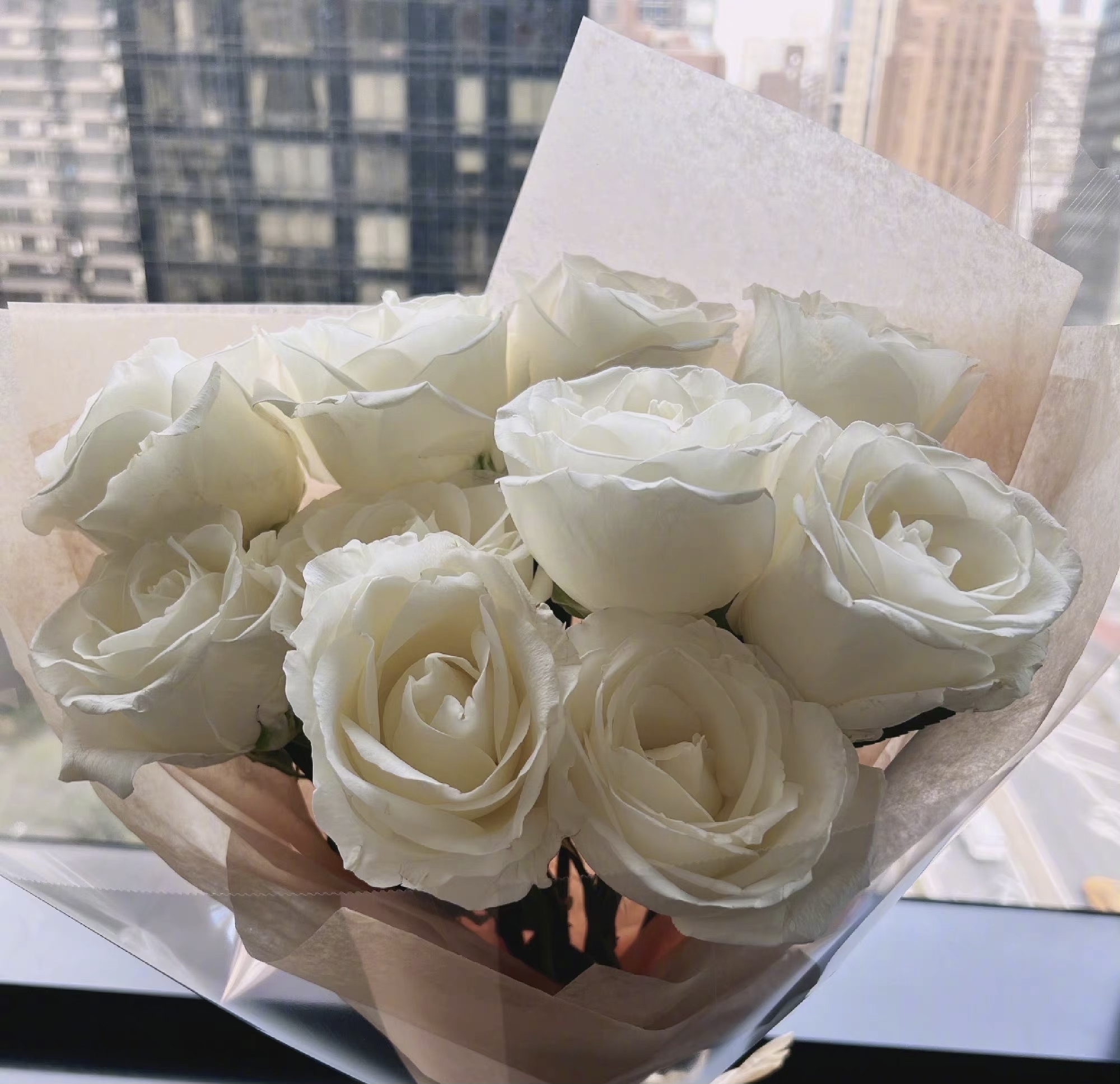 此外,哈文也买了一捧白色花束放在窗边寄托哀思,希望远在天堂的丈夫