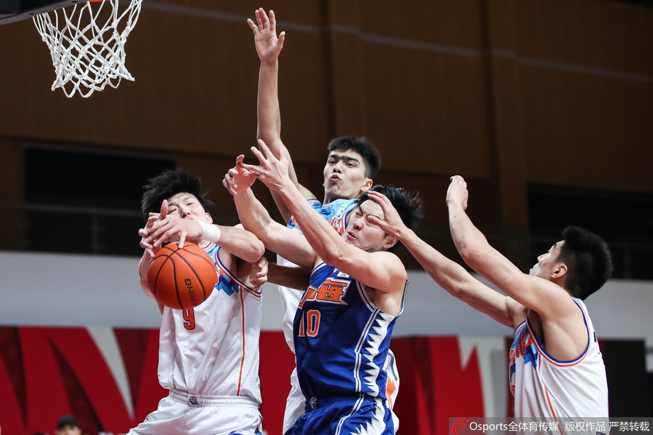 新疆多名球员防守董瀚麟。