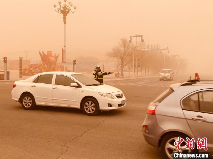  图为阿拉善右旗遭遇强沙尘暴天气，最低能见度不足10米。　石斌 摄
