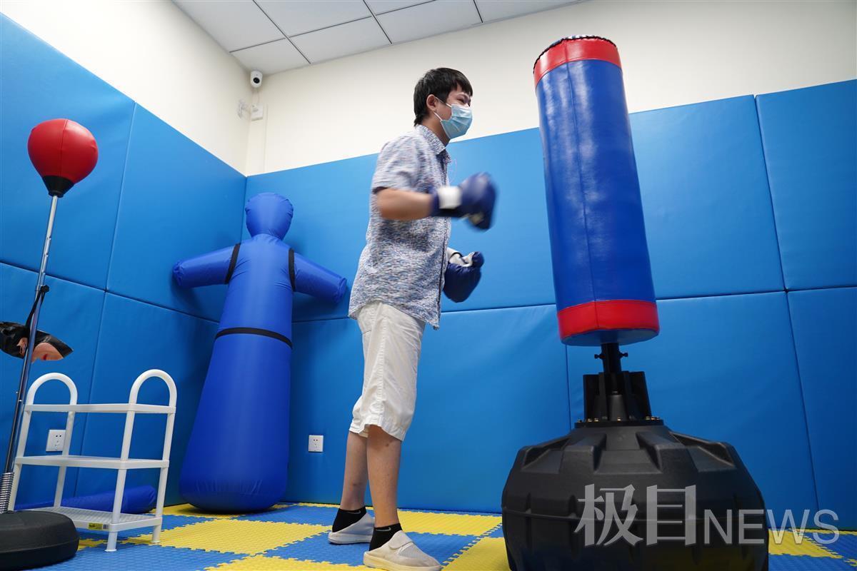 压力释放室开进大医院心理门诊,专家指出:暴打人偶只是辅助治疗,宣泄